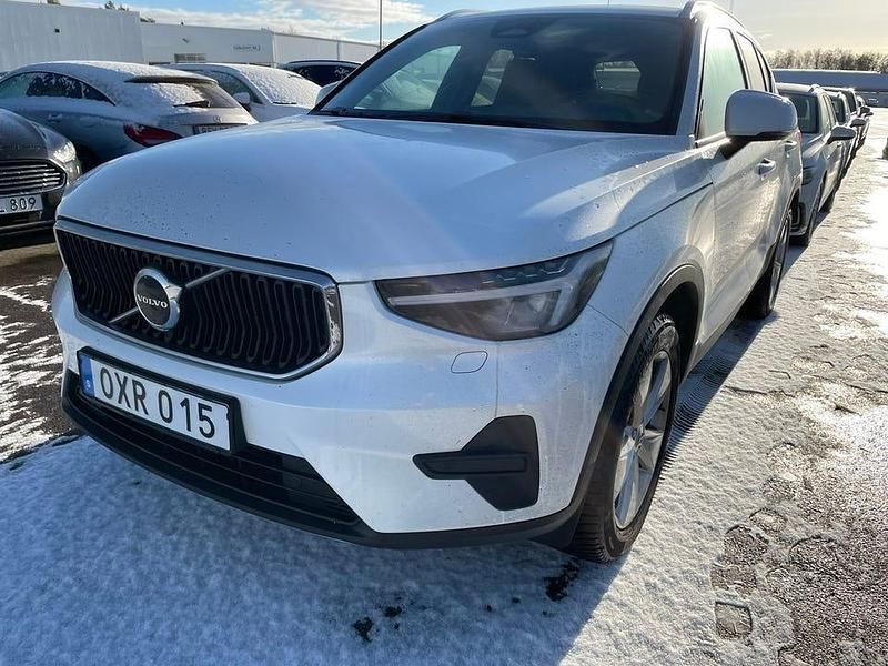 Crystal white metallic Begagnad 2024 Volvo XC40 Core SUV | 365 000 kr (Marknadspris) - Bild 1/2
