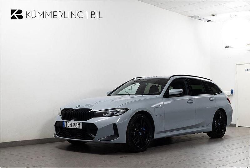 Grå Begagnad 2024 BMW 330e M Sport Kombi | 454 900 kr (Superpris) - Bild 1/4