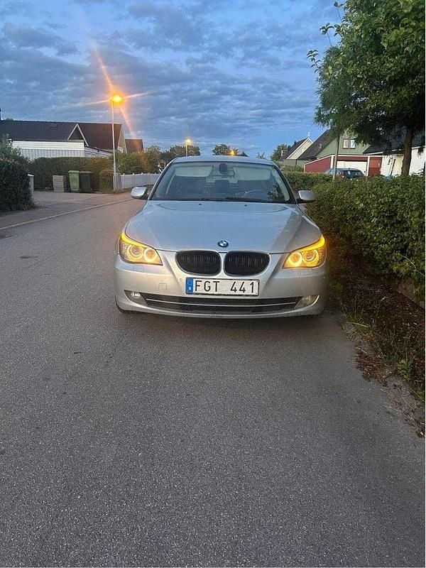 Grå Begagnad 2007 BMW 530 Sedan | 55 000 kr (Superpris) - Bild 1/4