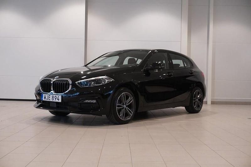Svart Begagnad 2022 BMW 118 Sport Line Halvkombi | 229 800 kr (Marknadspris) - Bild 1/4