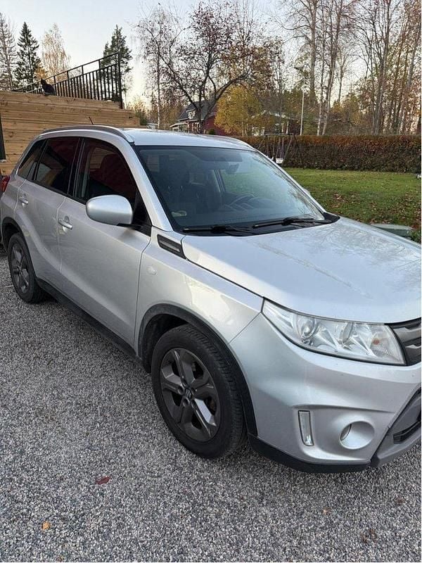 Silver Begagnad 2015 Suzuki Vitara GL SUV | 129 900 kr (Marknadspris) - Bild 1/4