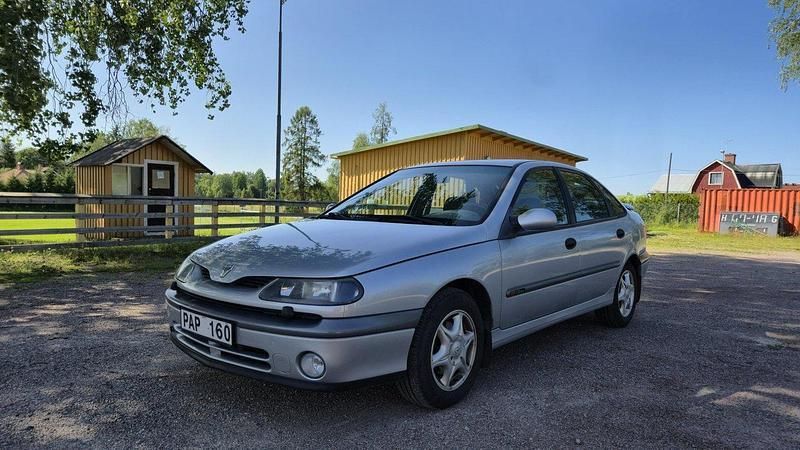 Grå Begagnad 2000 Renault Laguna Halvkombi | 17 000 kr - Bild 1/4