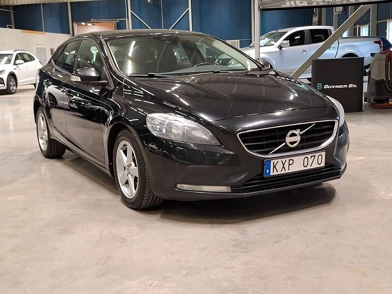 Svart Begagnad 2013 Volvo V40 Kinetic Kombi | 69 900 kr (Marknadspris) - Bild 1/4