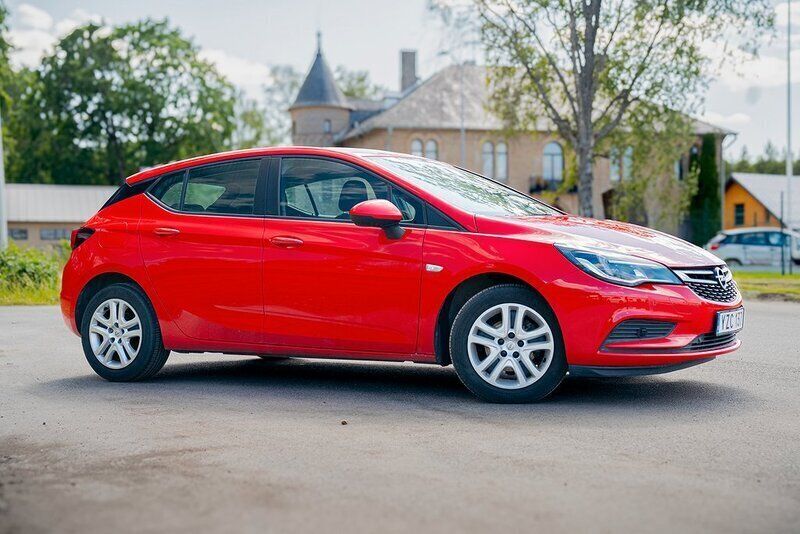 Röd Begagnad 2017 Opel Astra Enjoy Halvkombi | 96 000 kr (Marknadspris) - Bild 1/4
