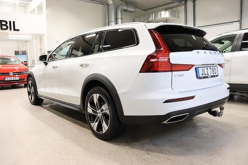 Begagnad Volvo V60 CC Momentum 190 HK (139 kW) 2019 Vit Kombi