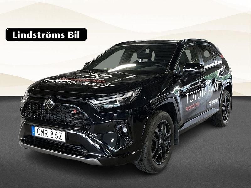 Svart Begagnad 2025 Toyota RAV4 Hybrid Sport SUV | 509 000 kr (Bra pris) - Bild 1/3