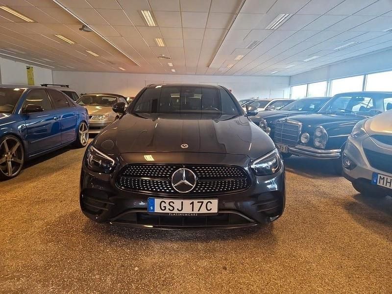 Grå Begagnad 2022 Mercedes E220 AMG line Sedan | 479 900 kr (Dyr) - Bild 1/4