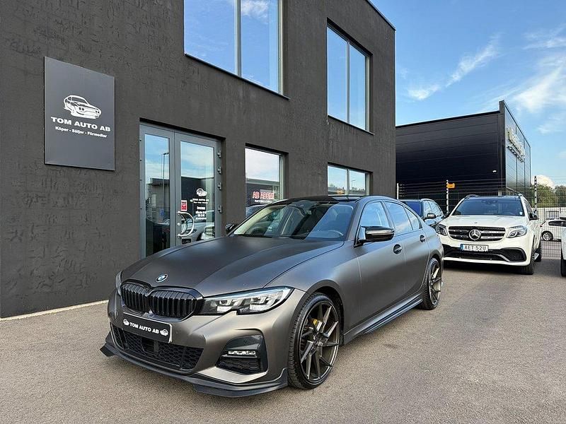 Flerfärgad Begagnad 2019 BMW 320 Sport Line Sedan | 319 900 kr (Marknadspris) - Bild 1/4