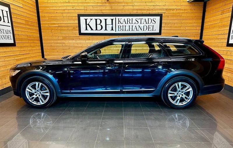 Svart Begagnad 2019 Volvo V90 CC Momentum Kombi | 194 900 kr (Marknadspris) - Bild 1/4