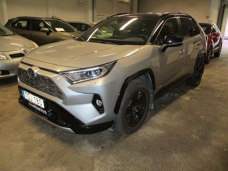 Grå Begagnad 2020 Toyota RAV4 Hybrid Style SUV | 369 000 kr (Marknadspris) - Bild 1/4