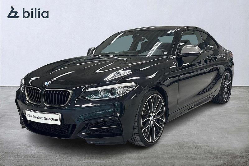 Svart (safirsvart metallic) Begagnad 2019 BMW M240 M Sport Sportkupé | 429 900 kr (Marknadspris) - Bild 1/4