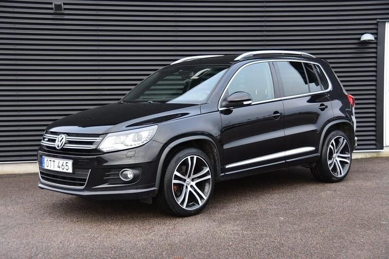 Svart Begagnad 2015 VW Tiguan Sport SUV | 149 900 kr (Marknadspris) - Bild 1/4