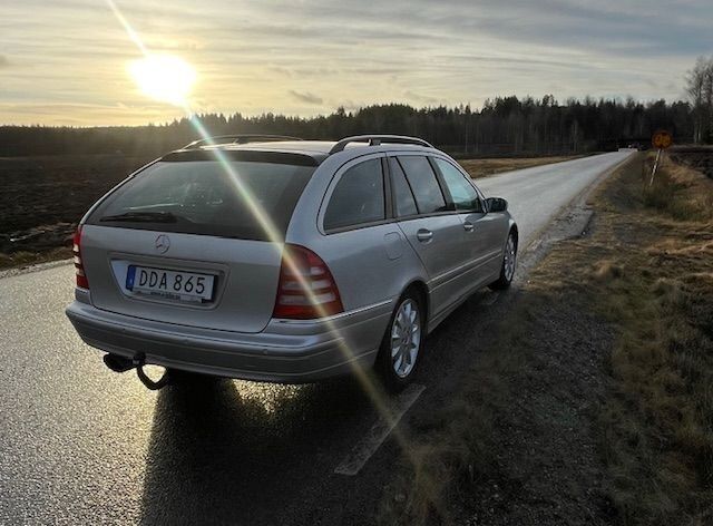 Begagnad Mercedes C320 Avantgarde 218 HK (160 kW) 2001 Silver Kombi
