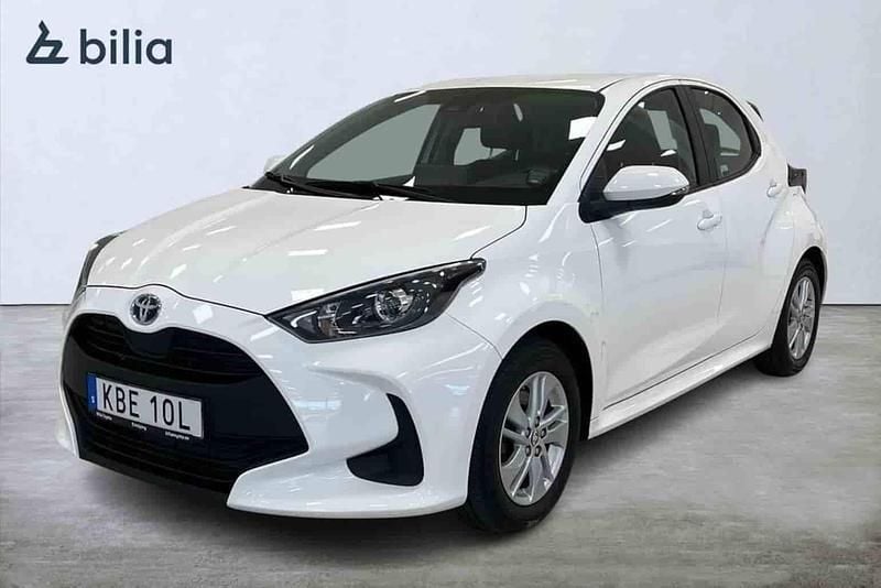 Vit Begagnad 2023 Toyota Yaris Hybrid Halvkombi | 229 900 kr (Marknadspris) - Bild 1/1