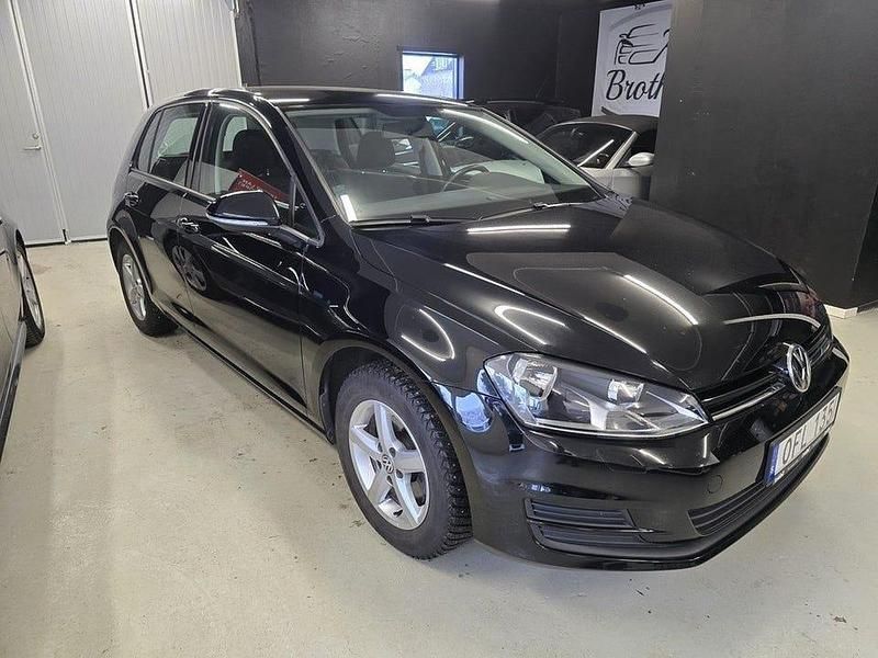 Svart Begagnad 2016 VW Golf VII Halvkombi | 137 000 kr (Marknadspris) - Bild 1/4
