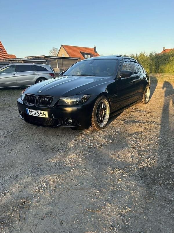 Begagnad 2010 BMW 320 Sedan | 79 900 kr (Marknadspris) - Bild 1/4