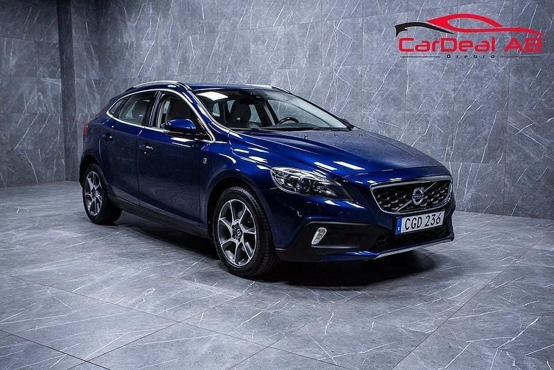 Blå Begagnad 2015 Volvo V40 CC Ocean Race Kombi | 159 800 kr (Marknadspris) - Bild 1/4