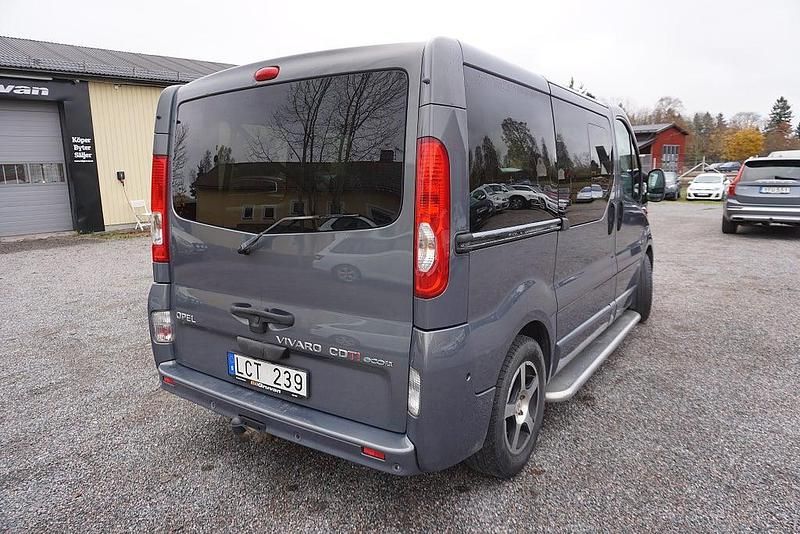 Begagnad Opel Vivaro 114 HK (83 kW) 2012 Grå Minibuss