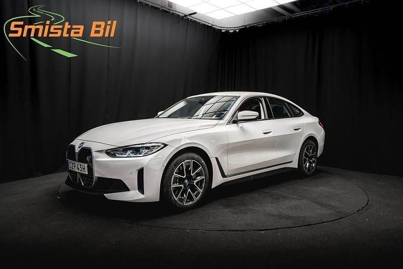 Vit Begagnad 2022 BMW i4 Sedan | 399 700 kr (Bra pris) - Bild 1/3