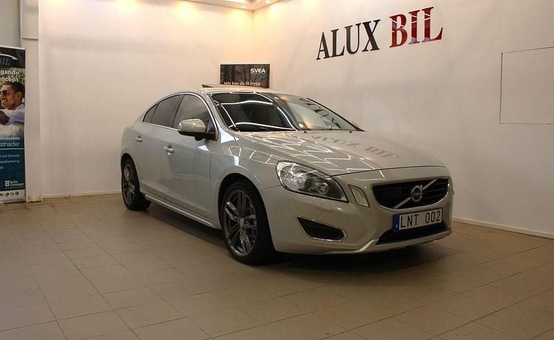 Vit Begagnad 2011 Volvo S60 Summum Sedan | 129 900 kr (Bra pris) - Bild 1/4