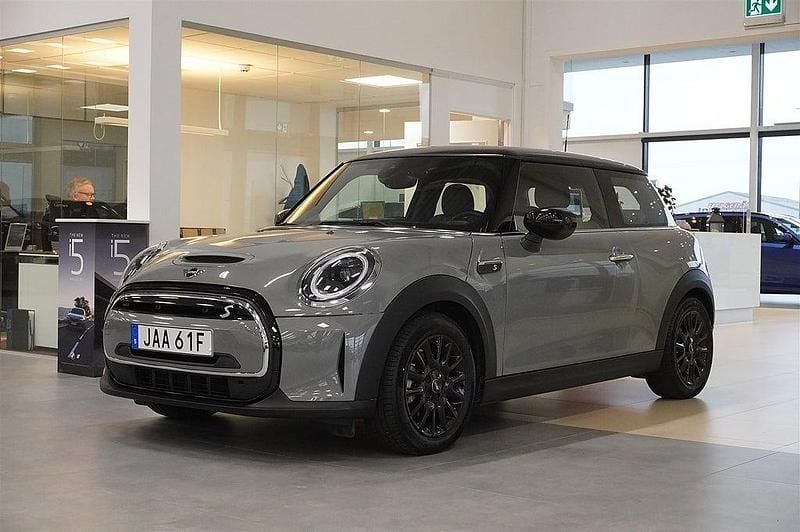 Grå Begagnad 2022 Mini Cooper Essential Halvkombi | 219 500 kr (Marknadspris) - Bild 1/4