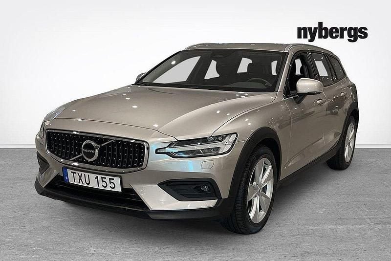 Ljusgrå Begagnad 2024 Volvo V60 CC Core Kombi | 409 000 kr (Marknadspris) - Bild 1/4