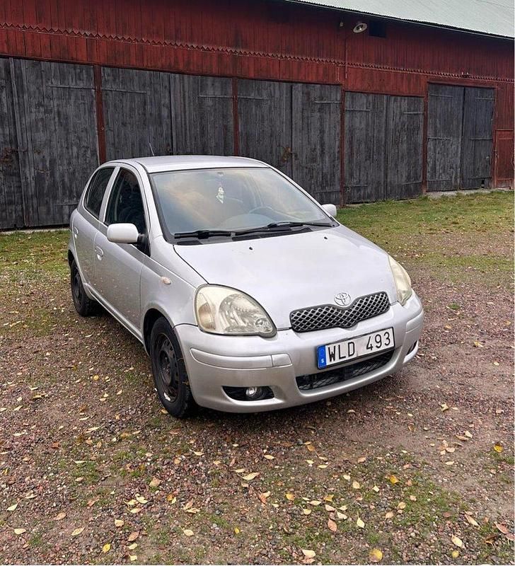 Silver Begagnad 2004 Toyota Yaris Halvkombi | 18 900 kr (Marknadspris) - Bild 1/4