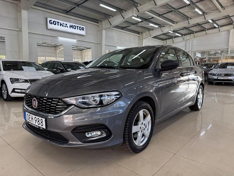 Grå (grå metallic) Begagnad 2017 Fiat Tipo Sedan | 104 900 kr (Marknadspris) - Bild 1/4