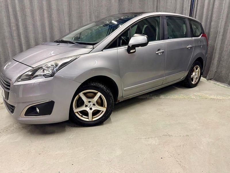 Begagnad Peugeot 5008 120 HK (88 kW) 2016 Grå Minibuss