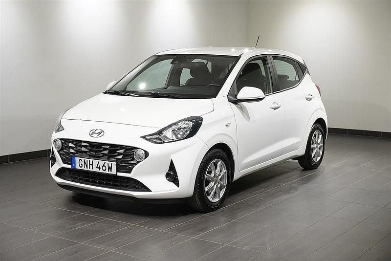 Atlas white Begagnad 2022 Hyundai i10 Essential Halvkombi | 124 900 kr (Marknadspris) - Bild 1/4