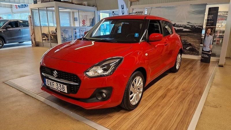 Röd Begagnad 2023 Suzuki Swift Halvkombi | 184 900 kr (Marknadspris) - Bild 1/4