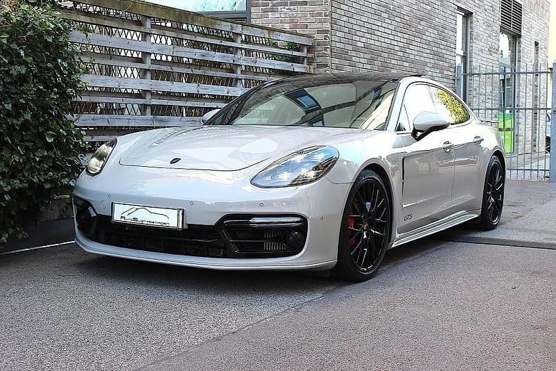 Grå Begagnad 2018 Porsche Panamera Halvkombi | 819 000 kr - Bild 1/4