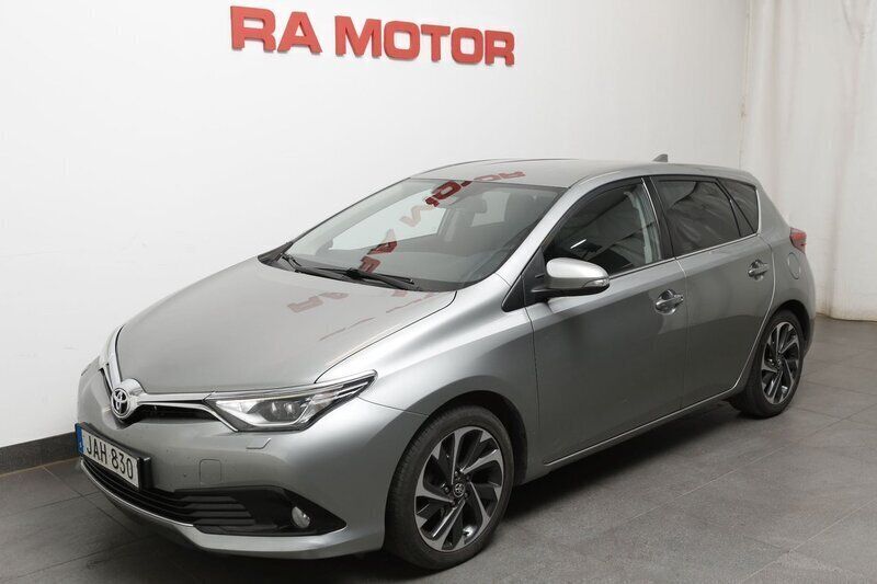 Ljusgrå Begagnad 2015 Toyota Auris Active Halvkombi | 139 900 kr (Bra pris) - Bild 1/1
