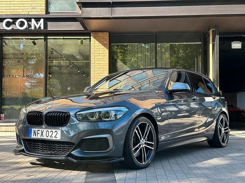 Grå Begagnad 2018 BMW M140 M Performance Halvkombi | 409 900 kr (Marknadspris) - Bild 1/4
