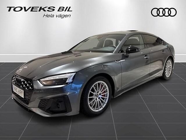 Daytonagrå pärleffekt Begagnad 2022 Audi A5 Sportback Competition Halvkombi | 399 000 kr (Marknadspris) - Bild 1/4