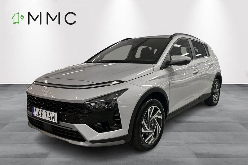 Grå Begagnad 2024 Hyundai Bayon Advanced SUV | 249 000 kr (Marknadspris) - Bild 1/4