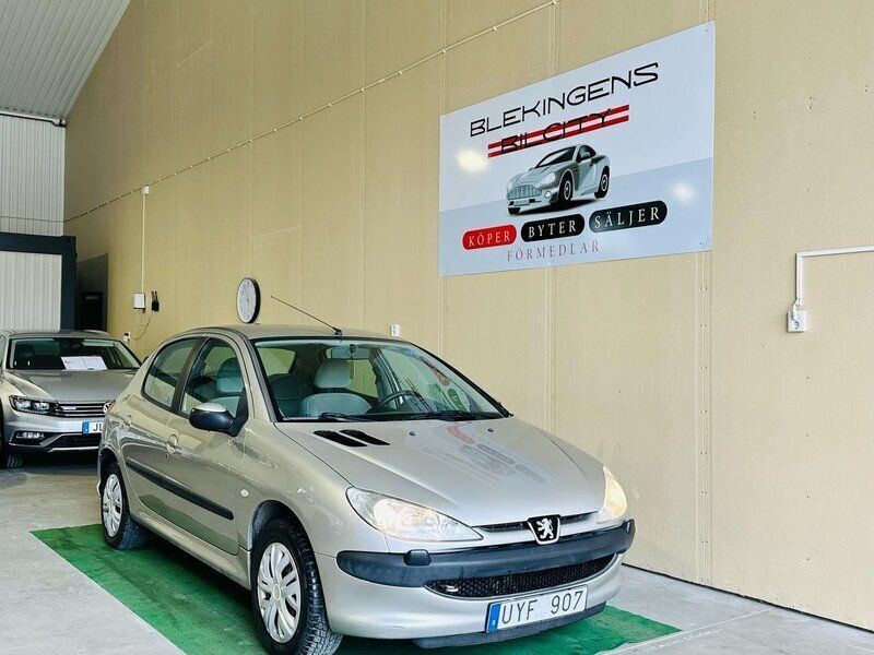 Grå Begagnad 2004 Peugeot 206 Halvkombi | 39 900 kr (Dyr) - Bild 1/4