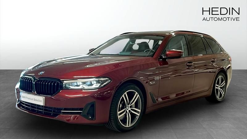 Röd (red) Begagnad 2022 BMW 530e M Sport Kombi | 406 700 kr (Bra pris) - Bild 1/4