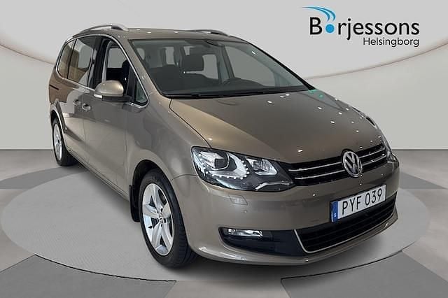 Ljusbrun (brun) Begagnad 2015 VW Sharan Comfortline Minibuss | 199 900 kr (Marknadspris) - Bild 1/4