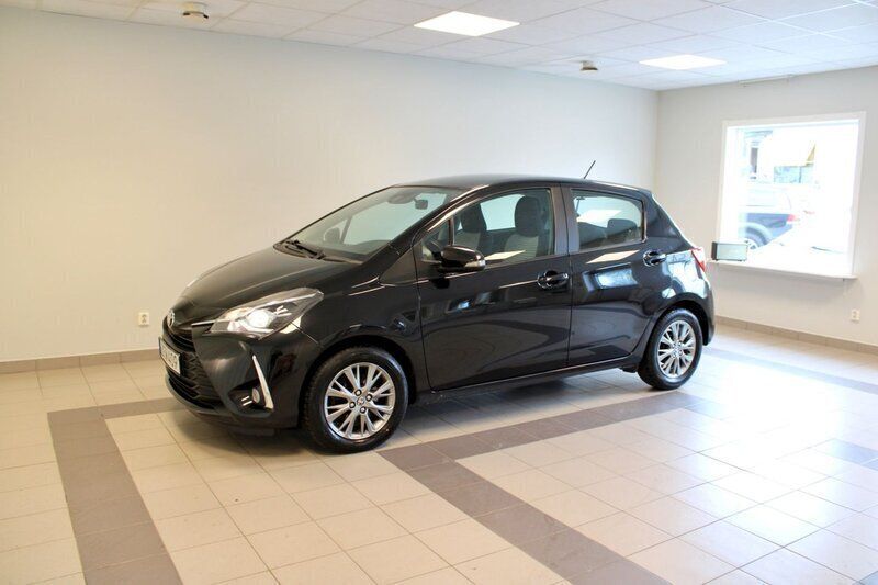 Svart Begagnad 2018 Toyota Yaris Active Halvkombi | 109 900 kr (Marknadspris) - Bild 1/4