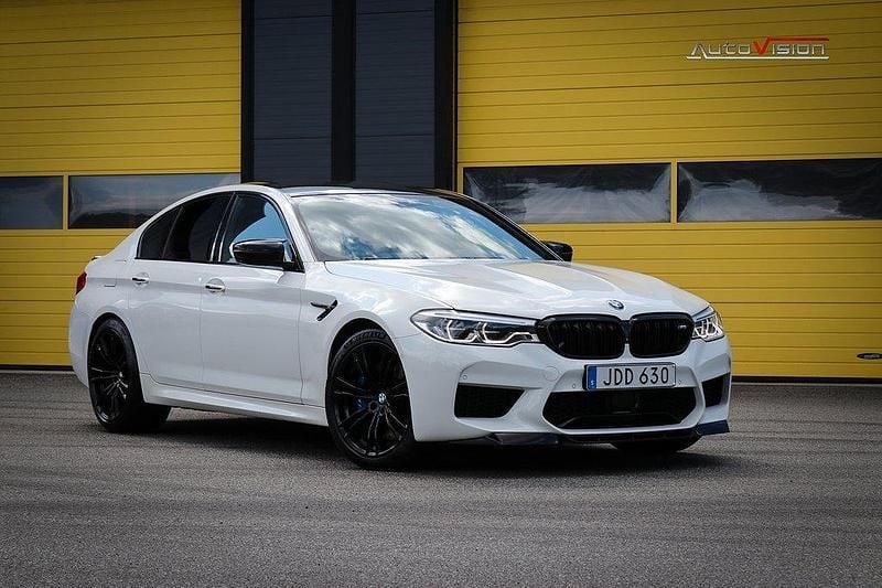 Vit Begagnad 2018 BMW M5 Comfort Edition Sedan | 689 900 kr (Bra pris) - Bild 1/4