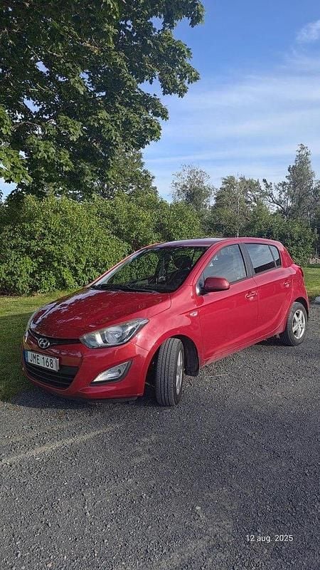Röd Begagnad 2015 Hyundai i20 Select Halvkombi | 69 000 kr (Lite dyr) - Bild 1/3