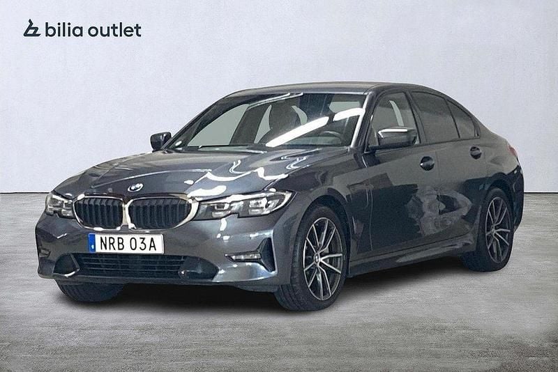 Grå Begagnad 2019 BMW 330e Sport Line Sedan | 264 900 kr (Marknadspris) - Bild 1/3