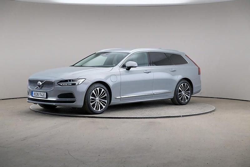 Grå Begagnad 2023 Volvo V90 Core Kombi | 389 000 kr (Marknadspris) - Bild 1/4