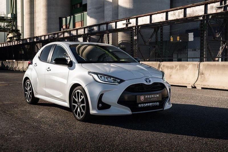 Vit Begagnad 2021 Toyota Yaris Hybrid Style Halvkombi | 215 000 kr (Marknadspris) - Bild 1/4