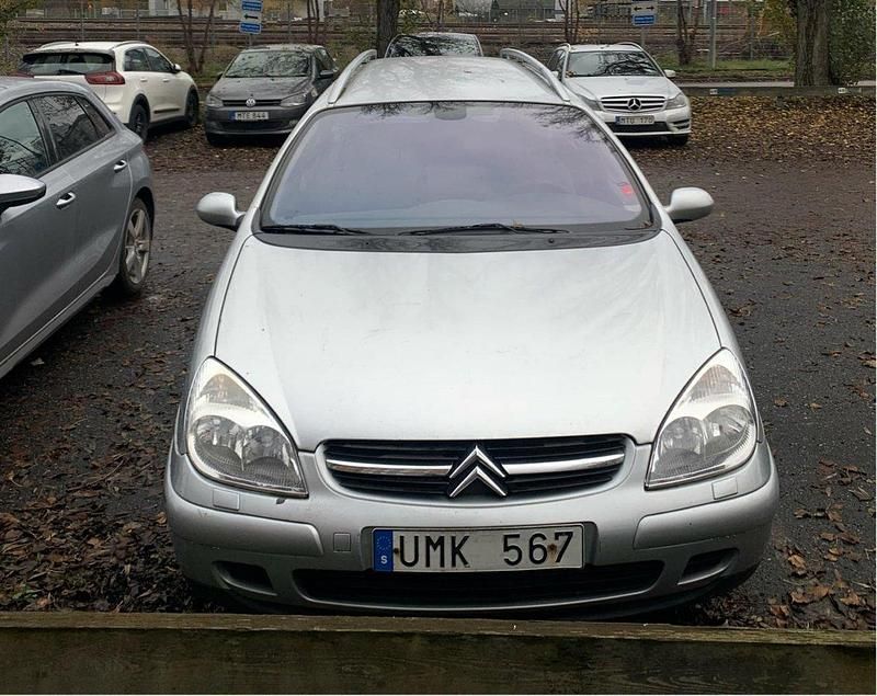 Silver Begagnad 2004 Citroën C5 Kombi | 15 000 kr (Marknadspris) - Bild 1/4