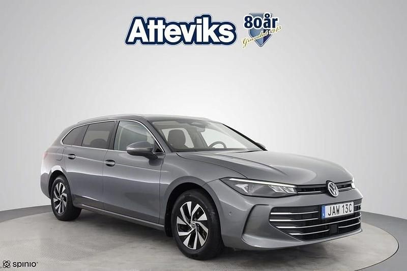 Mörkgrå (grå) Begagnad 2024 VW Passat Business Kombi | 332 900 kr (Marknadspris) - Bild 1/3