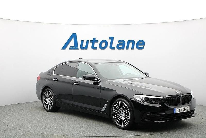 Svart Begagnad 2018 BMW 530e iPerformance Sedan | 259 900 kr (Marknadspris) - Bild 1/3