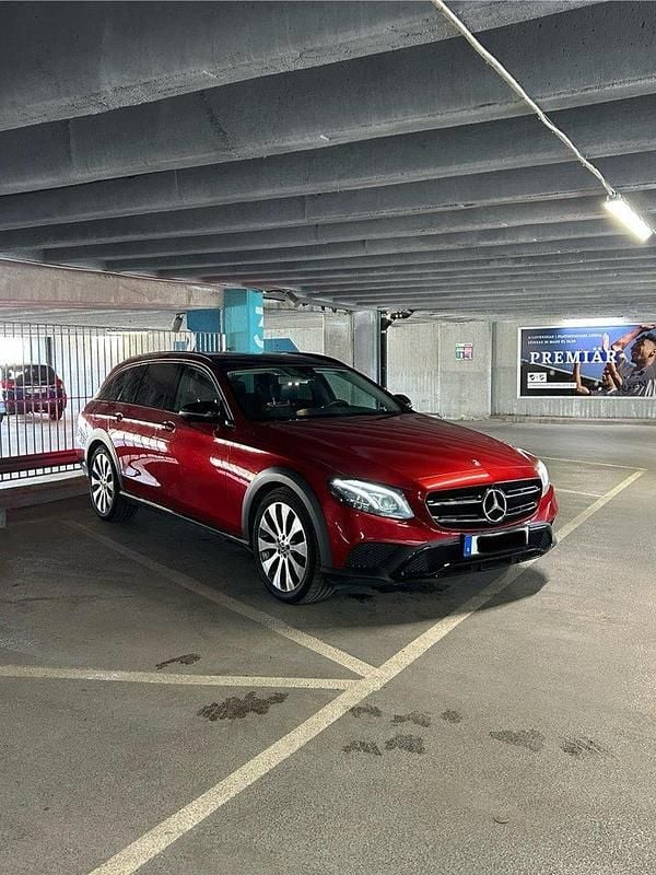 Röd Begagnad 2018 Mercedes E220 Avantgarde Kombi | 300 000 kr (Marknadspris) - Bild 1/4