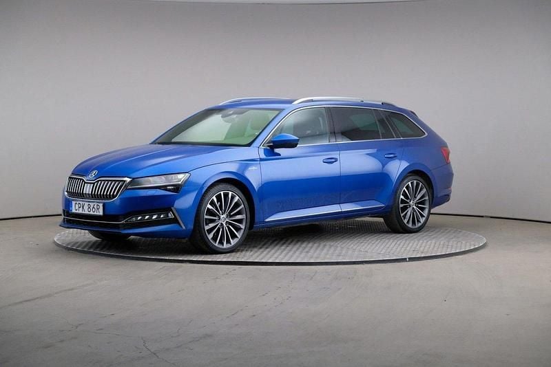 Blå Begagnad 2023 Skoda Superb LAURIN & KLEMENT Kombi | 329 000 kr (Marknadspris) - Bild 1/4